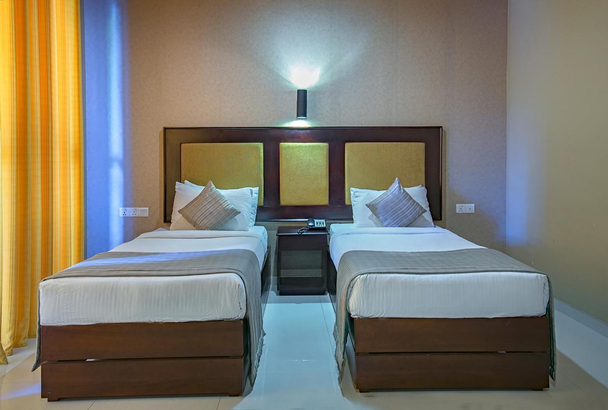 The Full Moon Hotel คาตุนายากา ภายนอก รูปภาพ