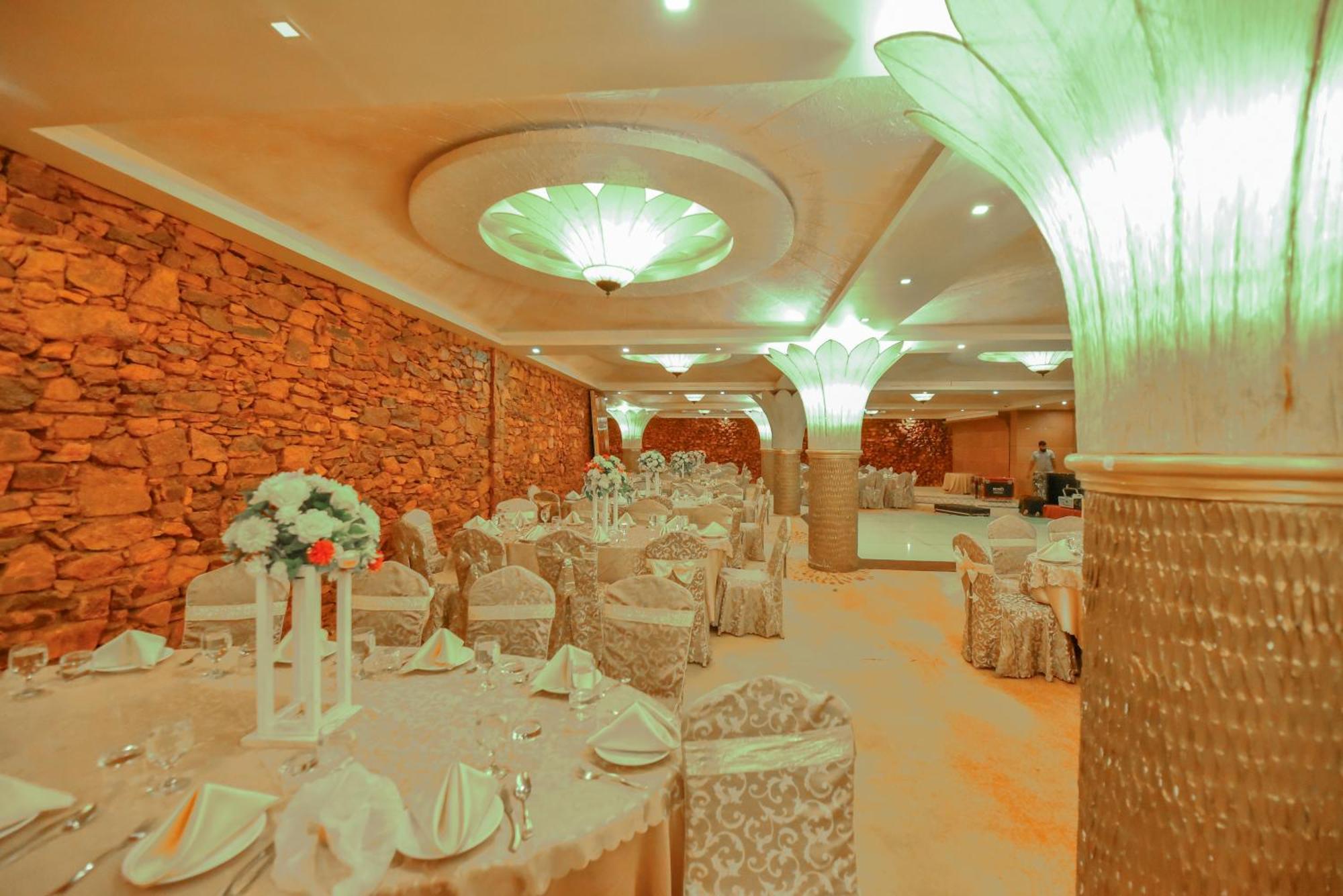 The Full Moon Hotel คาตุนายากา ภายนอก รูปภาพ