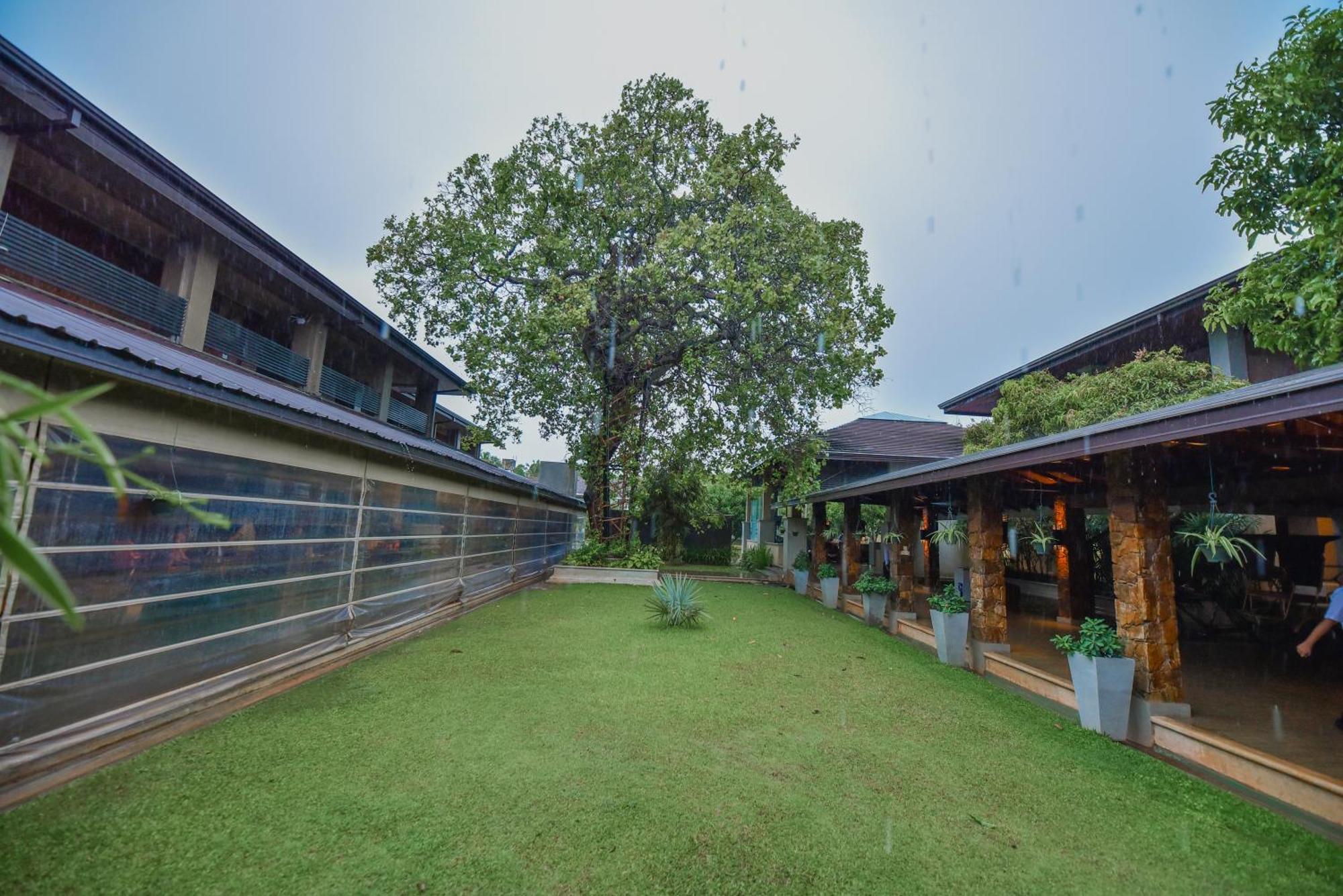 The Full Moon Hotel คาตุนายากา ภายนอก รูปภาพ